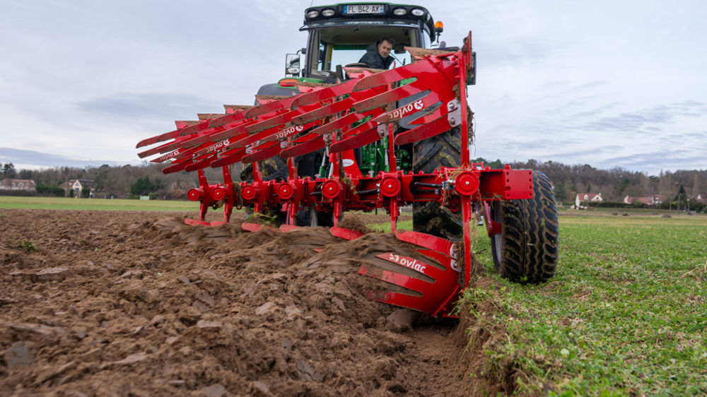 Arado OVLAC Mini‑NH de 7 cuerpos trabajando fuera de surco