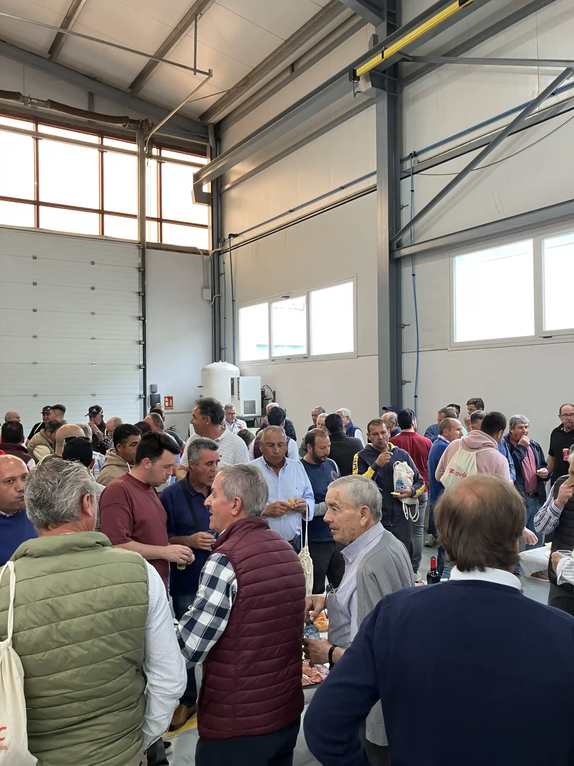 Asistentes disfrutando del momento final de vino y picoteo en la jornada técnica de Ovlac y Margareto.