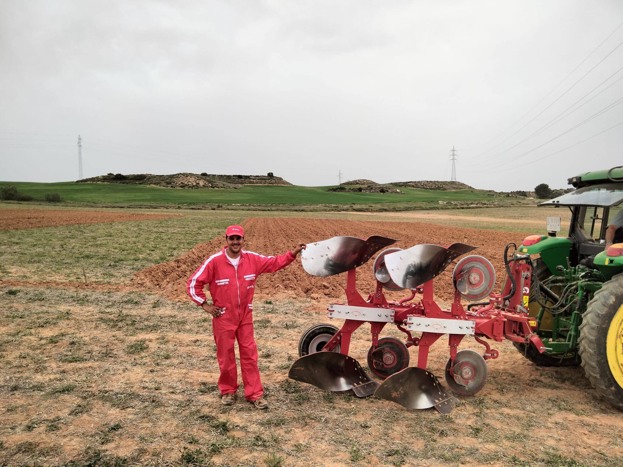 Felipe Sevilla, campeón de España de arada reversible, compitiendo con tractor John Deere y arado OVLAC.
